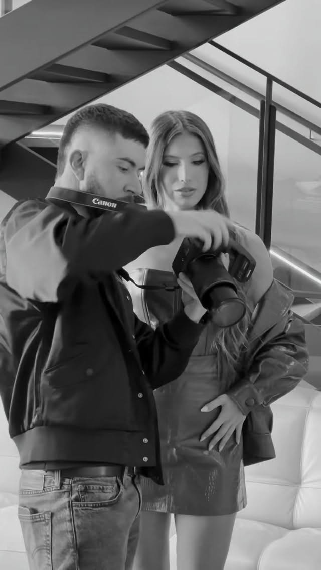 A leveza da saia evasê encontra a força do corset croco marrom. Uma combinação que desenha a silhueta, valoriza o movimento e entrega presença sem esforço. 🖤