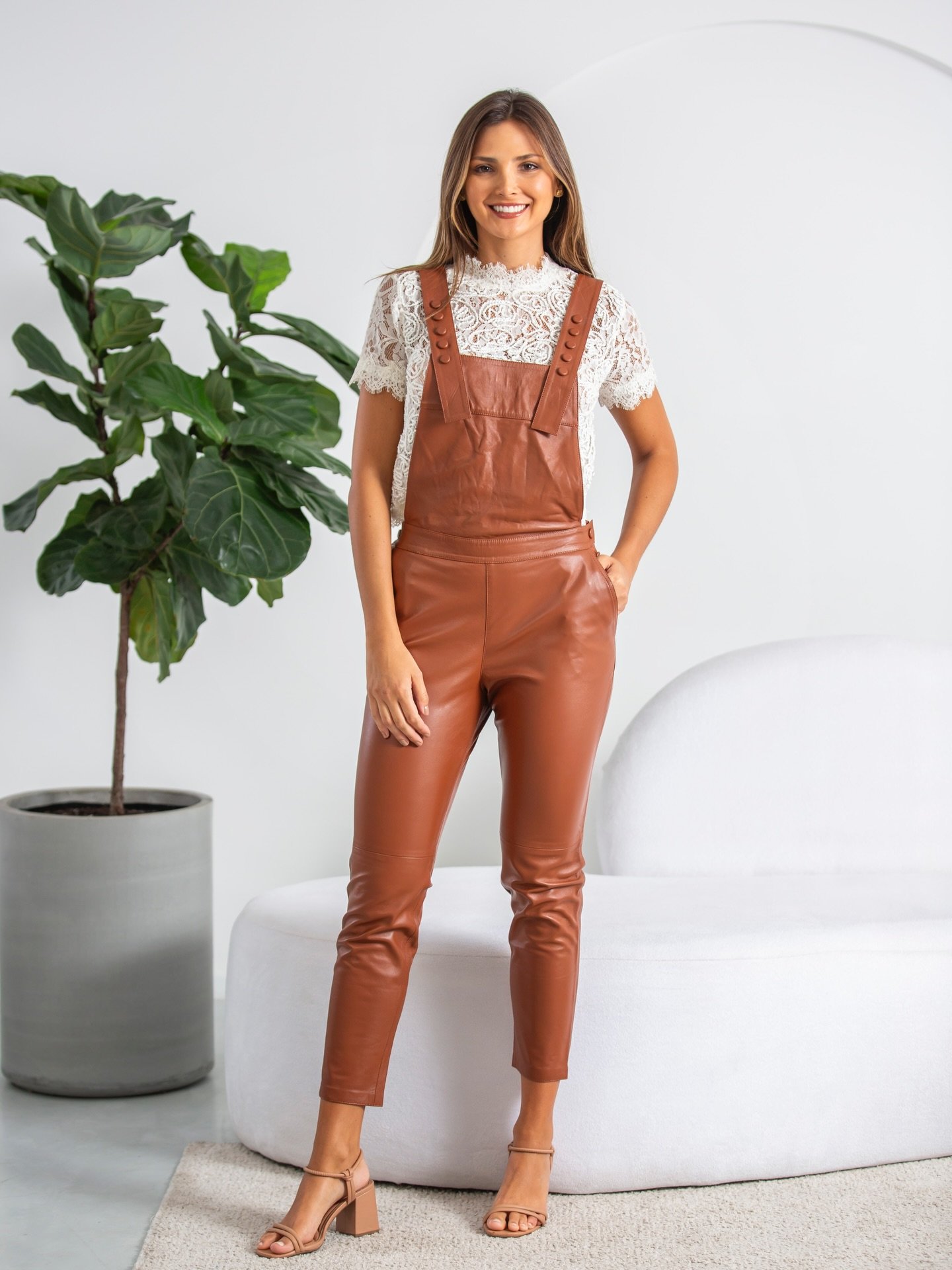 Esse macacão em couro é daqueles que resolvem o look inteiro. Confeccionado em couro legítimo, tem toque macio e estrutura que valoriza o caimento no corpo, com modelagem reta que alonga a silhueta e cintura bem marcada. As alças largas com aplicação de botões trazem personalidade na medida certa, enquanto o shape deixa a peça ainda mais atual e versátil.
Uma escolha atemporal, feminina e forte, que transita com facilidade do dia para a noite, sempre com presença.