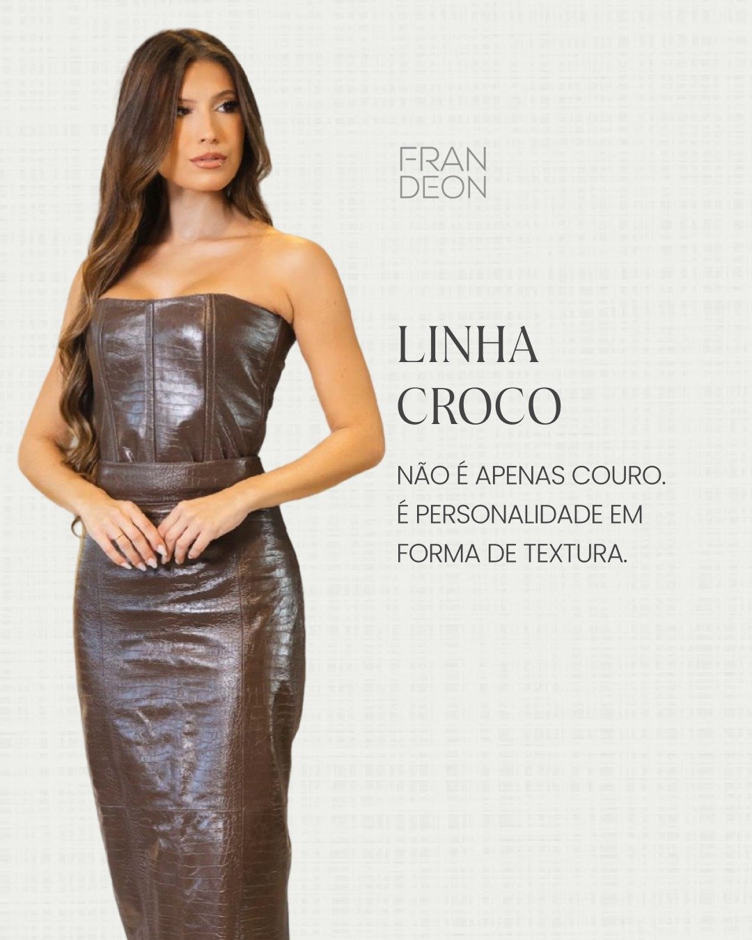 Textura que impõe presença.
Modelagem que valoriza o corpo.
Acabamento que entrega luxo em cada detalhe.
A Linha CROCO não é apenas couro.
É atitude moldada em forma de peça.
Confeccionada em couro pelica, com toque macio e estrutura impecável, cada criação é feita sob medida para respeitar suas curvas e elevar sua imagem.
Para mulheres que sabem que estilo marca.