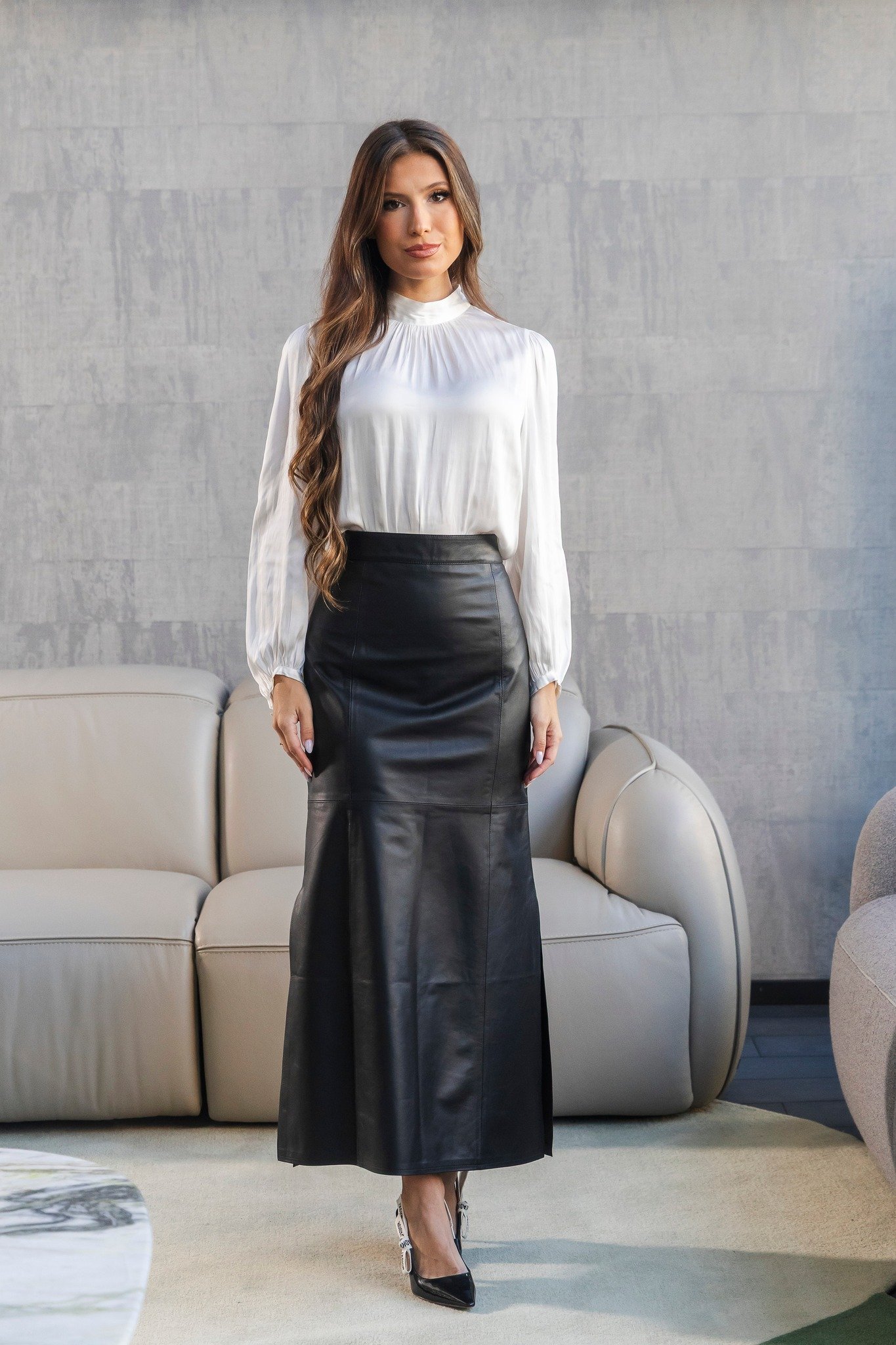 Elegância que permanece.
A saia longa em couro legítimo é uma peça que transforma qualquer produção com sofisticação e presença. O caimento estruturado valoriza a silhueta e traz equilíbrio entre o clássico e o contemporâneo.
Produzida em couro legítimo Fran Deon Leather, com acabamento superior e durabilidade que acompanha você por muitos anos.
Disponível nas numerações 34 ao 44 e em uma ampla cartela de cores, do clássico preto aos tons exclusivos da coleção.
Fran Deon Couros 100% couro legítimo.