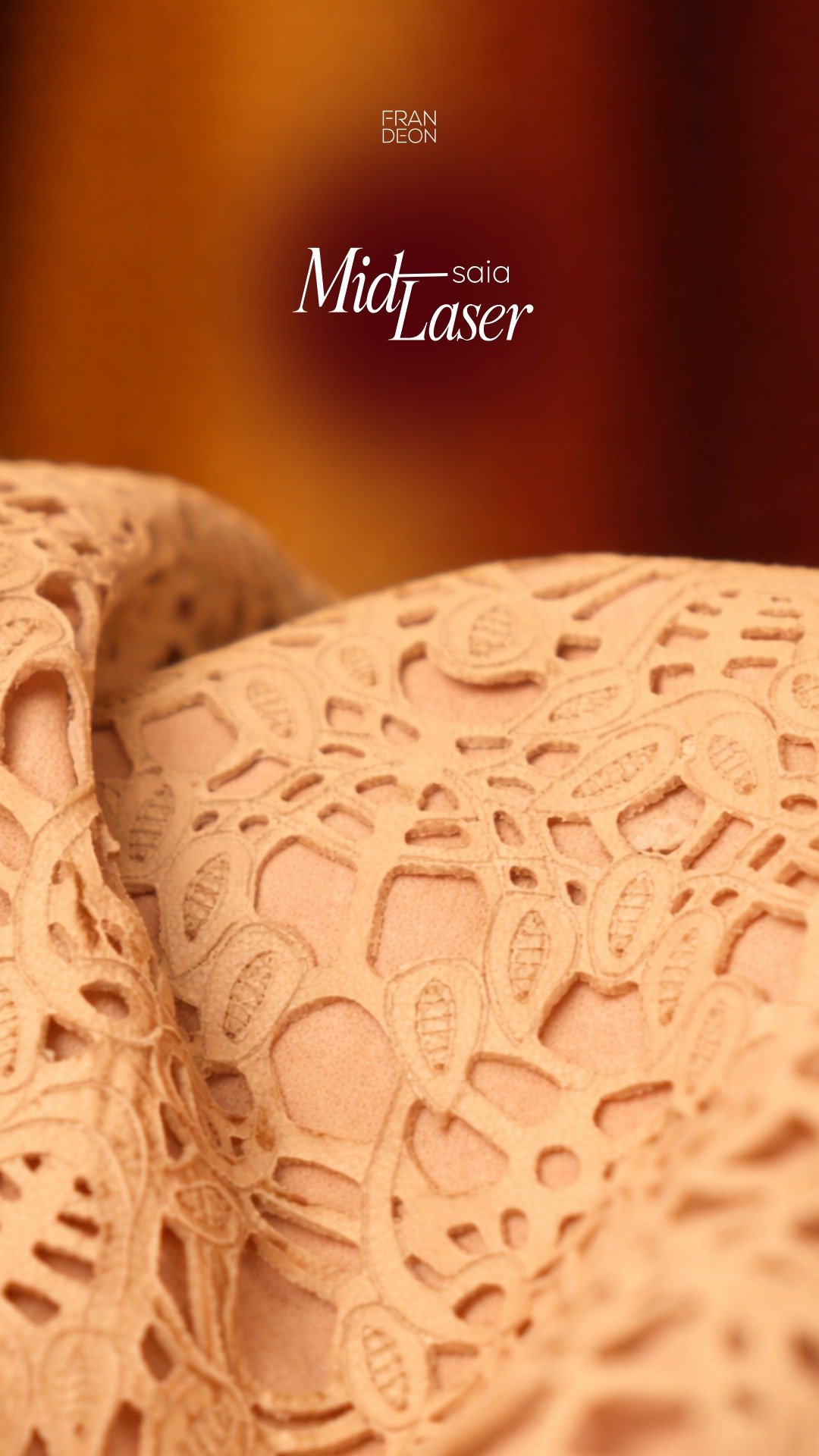 A Saia Midi Laser traduz delicadeza, presença e acabamento em uma única peça. Com comprimento midi, cintura alta e couro cortado a laser, ela revela uma construção cuidadosa, daquelas que fazem a diferença no vestir e no olhar.
Os acabamentos em couro liso reforçam ainda mais a sofisticação da peça, criando um equilíbrio muito bonito entre textura, leveza e elegância.
Uma peça pensada para vestir com presença, naturalidade e sofisticação. 

Compre no site https://frandeonleather.com.br